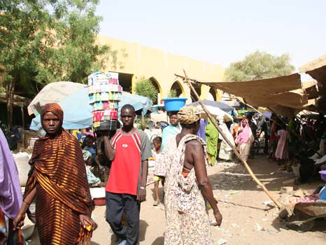 Mercado em frente do hotel Atlantide em Gao, Mali